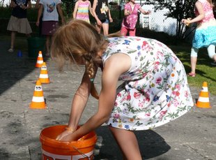 Die Abendteuer-Kids bei einem Wasserspiel